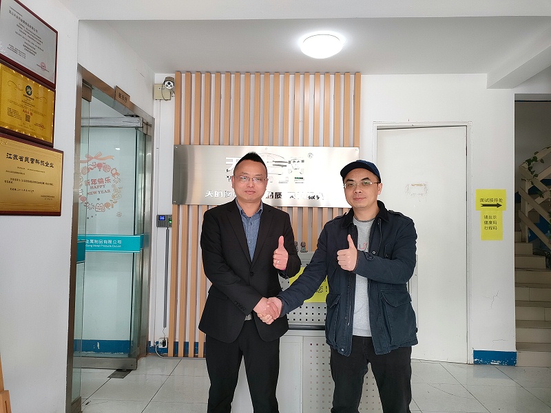 兩位公司經理合照 兩位公司經理合照