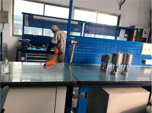 天金岡臺(tái)虎鉗工作桌--客戶場(chǎng)景