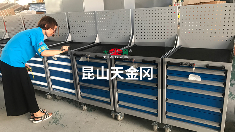 哪里賣鉗工工具柜，年產(chǎn)17000臺廠家天金岡，現(xiàn)貨發(fā)